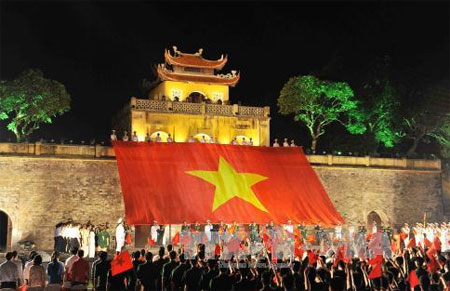 Lễ  truyền lá cờ rộng 500m², nặng 37kg tại điểm cầu 
Hoàng thành Thăng Long(Hà Nội).